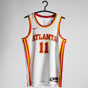 NBA Atlanta Hawks Trae Young Association Edition Swingman Trikot Herren, weiß / orange, zoom bei OUTFITTER Online